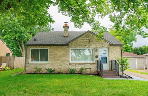 Bay Creek House | Travel Nurse’s Modern Bungalow! Cozy 3 Bedroom Home