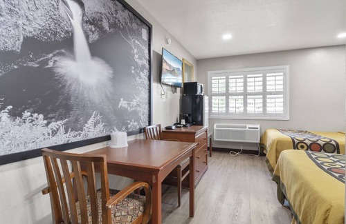 Medford Hotel | Travelers Inn Medford