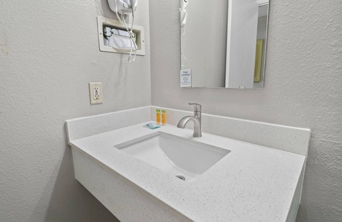 Medford Hotel | Travelers Inn Medford