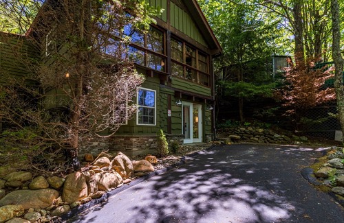 Lake Toxaway Cottage | Tree House in Westridge - RELAXING COTTAGE WITH SPLIT LIVING AREA