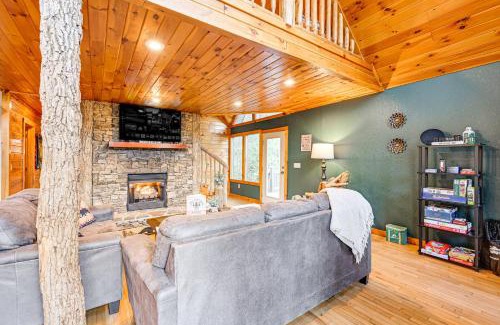 Bryson City House | Tree-Lined Cabin with Hot Tub and Deck in Bryson City