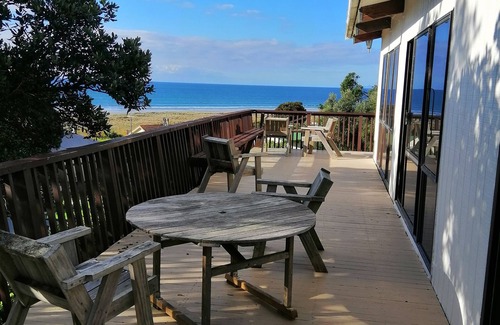 Waiotahi House | Tree tops to the sea