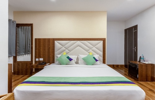Sualkuchi Hotel | Treebo Royal Palace, Zoo Road