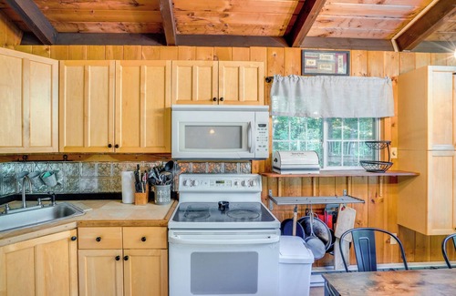 West Dover Cabin | Treehouse Chalet Near Mt. Snow w/On-Site Trails!