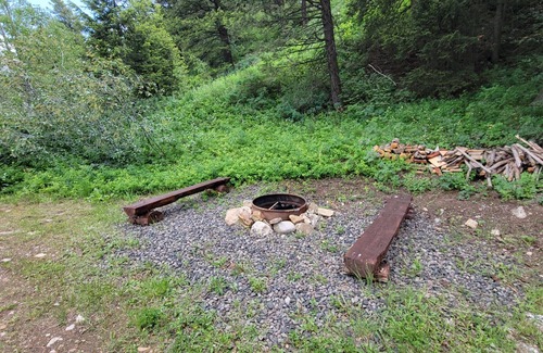 Island Park Apartment | "Treehouse" Cozy retreat for 2! Yellowstone Park only 14 miles away.