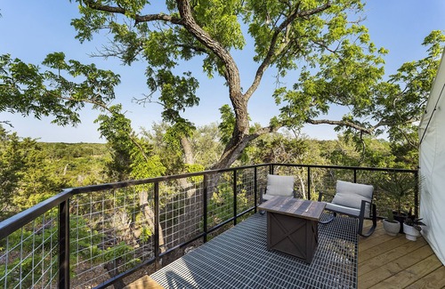 Fredericksburg Cabin | Treehouse Glamping at Pecan Haven! Private HotTub!
