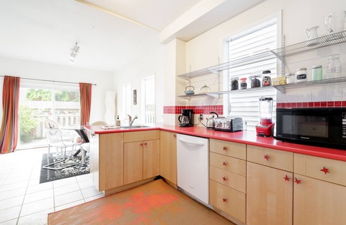 Downtown Toronto House | Treelined street downtown. 100 walk/transit score. Ideal for Work/Life/Family.