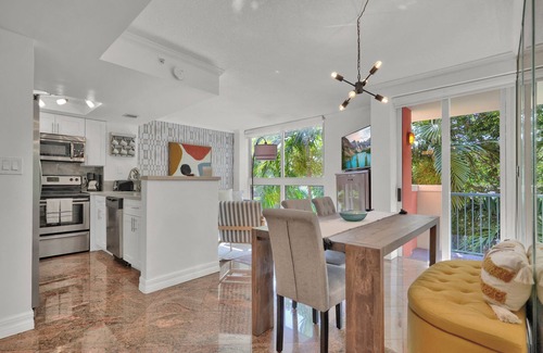 Coconut Grove Apartment | Treetop Retreat Cozy 2 Bedroom in Grove
