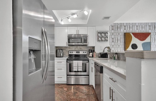 Coconut Grove Apartment | Treetop Retreat Cozy 2 Bedroom in Grove