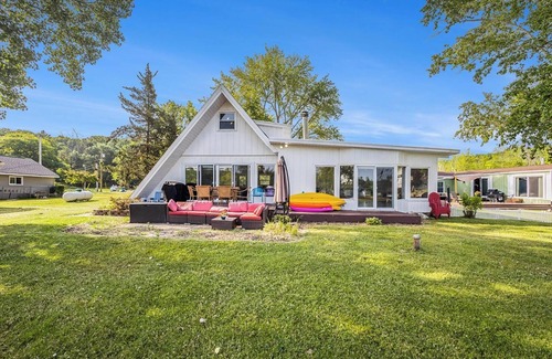 Greenville House | Tremendous 4-bedroom lake house in Greenville