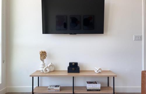 Downtown Apartment | Trendy 2BD 2BTH Apt in Santa Monica!