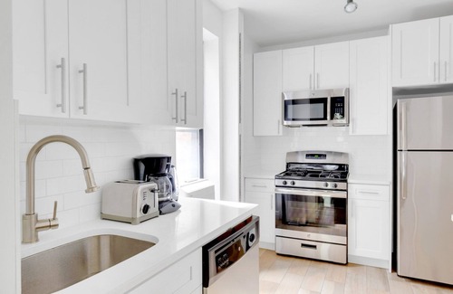 Brooklyn Heights Apartment | Trendy Brooklyn Heights 2BR w/Elevator, W/D & Bike Room, by Blueground