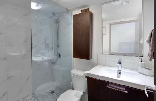 Downtown Vancouver Apartment | Trendy Downtown Loft Apartment - King Bed!