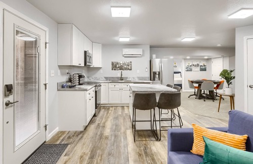 Green Valley Ranch House | Trendy,Fun+2brm+Arcade+Kitchen+PrvtEntry+Patio