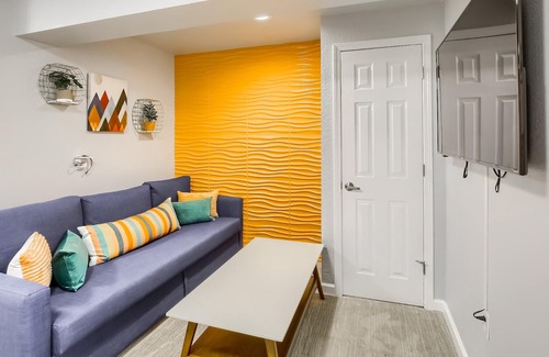 Green Valley Ranch House | Trendy,Fun+2brm+Arcade+Kitchen+PrvtEntry+Patio
