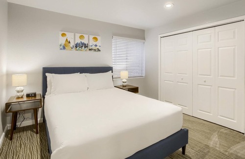 Green Valley Ranch House | Trendy,Fun+2brm+Arcade+Kitchen+PrvtEntry+Patio
