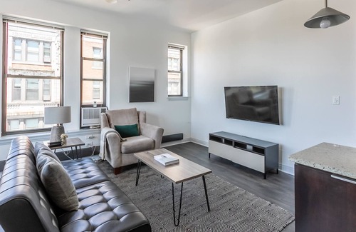 East Hyde Park Apartment | Trendy HP 2BR with Fast Transit to UChicago & DT by Zencity