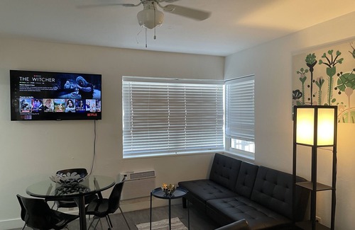 Parkside Apartment | Trendy pads in the Heart of Hollywood # H