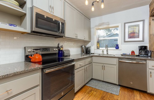 River West Cottage | Trendy West Side │Walk to Breweries & Food Carts │Hot Tub │Fenced Outdoor Space
