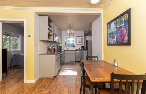 River West Cottage | Trendy West Side │Walk to Breweries & Food Carts │Hot Tub │Fenced Outdoor Space