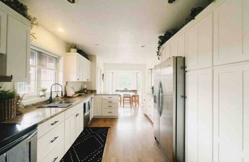 Salem House | Trendy Willamette Valley Home - Great Location! Pet Friendly Outdoor Pizza Oven