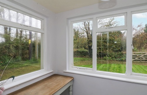Wadebridge Cottage | TRENOUTH COTTAGE, pet friendly, with a garden in Padstow