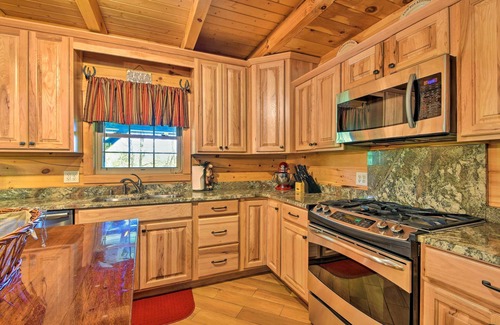 Trenton Cabin | Trenton Cabin w/Hot Tub - 14 Mi to Lookout Mtn!