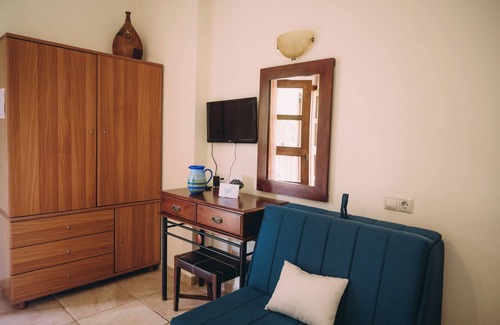 Ilida Apartment | Trikalioti's Lush Estate Apt Epaminontas