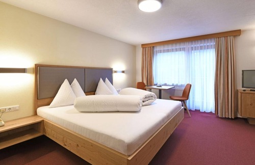 Damuels Apartment | Triple room, bath, WC - Hotel Sonnalpen