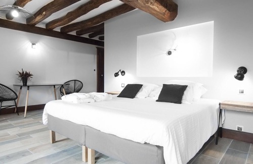 Eguilly Bed & Breakfast | Triple room-Deluxe-Ensuite-Garden view-Avec Sauna