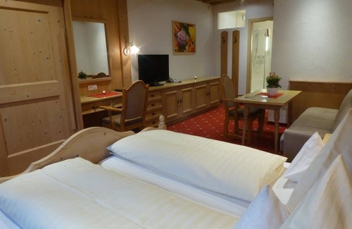 Obsteig Bed & Breakfast | Triple room "Holzleiten" with south and west-facing balcony - Pension Alpenhof -