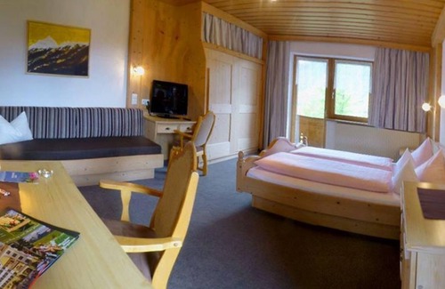 Obsteig Bed & Breakfast | Triple room "Holzleiten" with south and west-facing balcony - Pension Alpenhof -