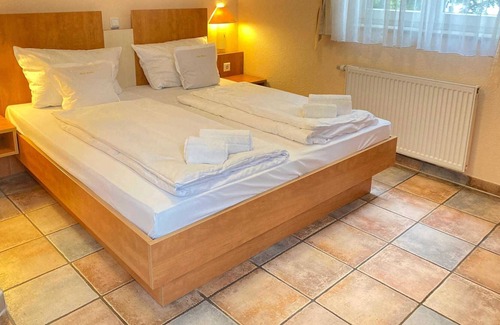 Rhein-Erft-Kreis District House | Triple room - HV Vintage Hotels & Investments GmbH