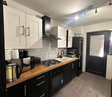 Smethwick House | Triple Room near Train Station