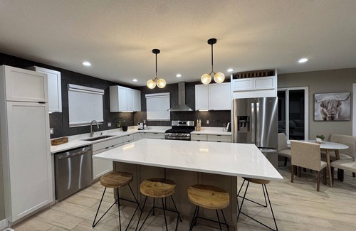 Linn Valley House | tRomantic Getaway Cabin w/Rooftop Spa, Fire Pit & Golf Cart