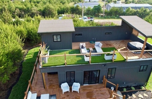 Linn Valley House | tRomantic Getaway Cabin w/Rooftop Spa, Fire Pit & Golf Cart