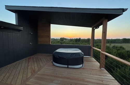 Linn Valley House | tRomantic Getaway Cabin w/Rooftop Spa, Fire Pit & Golf Cart