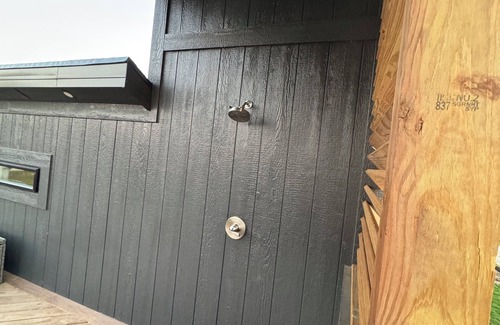 Linn Valley House | tRomantic Getaway Cabin w/Rooftop Spa, Fire Pit & Golf Cart