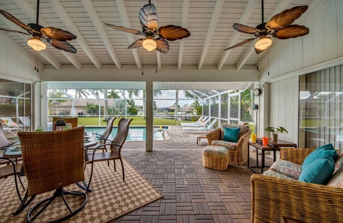 Caloosahatchee House | Tropical charm, swim up table, southern exposure