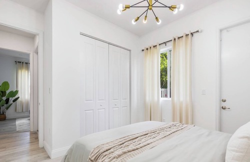 Richmond West House | Tropical Escape: 6BD Haven