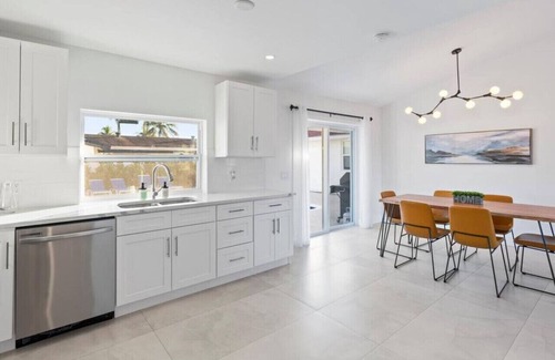 Pembroke Pines Villa | 🏝️ Tropical Escape: Captivating 5BR/3 Villa with Guest House and Heated Pool 🌴🌞