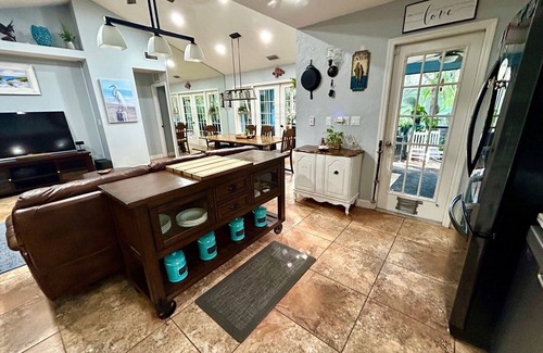 Ridge Wood Heights House | Tropical Garden by Siesta Key, Pet Friendly!