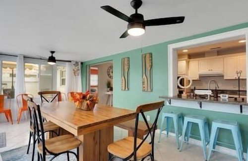 Bradenton House | Tropical Getaway: Pool, Putting Green,Near Beaches