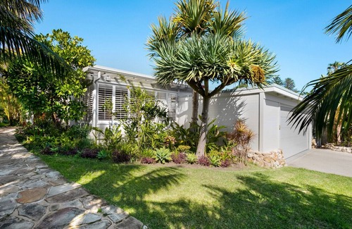Avalon Beach House | Tropical Oasis - 2 minute walk to beach