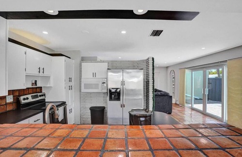Coral Shores House | Tropical Oasis | Private Pool & BBQ | 5 Mins to Beach
