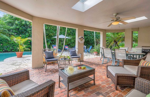 Harbor Beach House | Tropical Oasis | Beach Proximity | Heated Pool | Quiet Neighborhood | Lake Key | H0MES