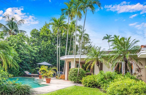 Harbor Beach House | Tropical Oasis | Beach Proximity | Heated Pool | Quiet Neighborhood | Lake Key | H0MES