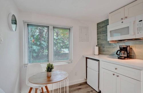 Sailboat Bend Apartment | Tropical Oasis: Studio w/Pool