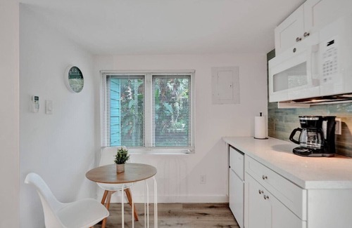 Sailboat Bend Apartment | Tropical Oasis: Studio w/Pool