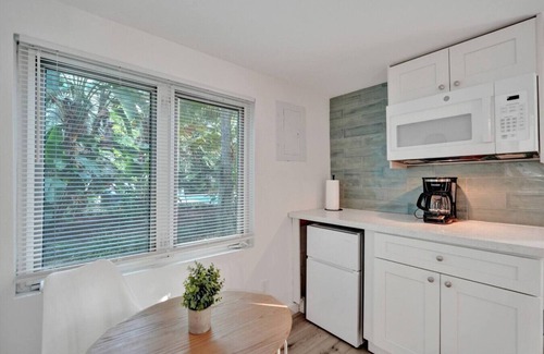 Sailboat Bend Apartment | Tropical Oasis: Studio w/Pool